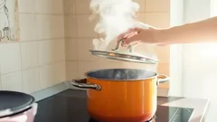 Má se při vaření polévky hrnec přikrývat pokličkou, nebo ne? Konečná odpověď šéfkuchařů