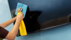 Většina lidí čistí televizi špatně – takhle to uděláte bez šmouh a škrábanců