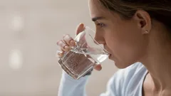 Opravdu je potřeba vypít 2 litry vody denně a lze ji nahradit jinými nápoji?