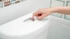 Víte, proč mají moderní záchody dvě tlačítka na splachování?