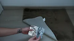 Důvody, proč lidé v Číně a Německu dávají alobal pod koberce