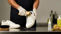 Jak efektivně vyčistit bílé tenisky doma bez poškození materiálu