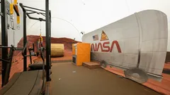 Čtyři dobrovolníci žijí celý rok na „Marsu“: jaký je cíl a co se stalo za měsíc?