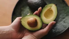Jak zkontrolovat zralost avokáda, aby bylo akorát k jídlu