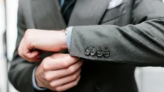 Proč jsou na rukávech sak ty „zbytečné“ knoflíky? Tohle jste nejspíš netušili