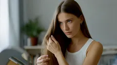 Víte, jaký nedostatek vitamínu způsobuje šedivé vlasy a vypadávání vlasů a v jakých potravinách ho najít?