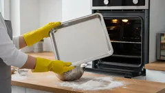 Jak vyčistit připečený plech rychle a bez drhnutí – nejlepší domácí triky