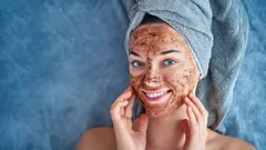 Kávový peeling pro hebkou a hladkou pokožku, hotový během několika minut