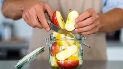 Jak uchovat jablka křupavá i po týdnech: jednoduchý trik s obyčejnou sklenicí