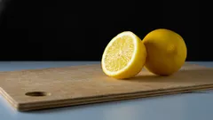 Jak rychle a efektivně odstranit zápach a skvrny z krájecí desky