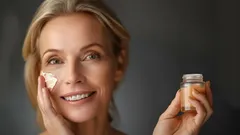 Nejen zbytečná, ale i škodlivá: Jaká kosmetika po čtyřicítce nefunguje