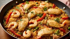Nejlepší paella s kuřetem a krevetami: voňavý recept krok za krokem