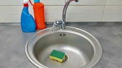 Houbičku na mytí nádobí používáte celou dobu špatně: 5 chyb, které dělají všichni