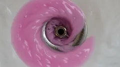 Jak rychle uvolnit ucpaný odpad bez silné chemie