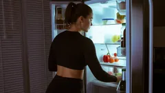 Večerní hlad a přibývání na váze: Jak překonat chuť na jídlo po setmění